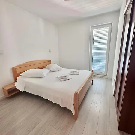 Modern Apartment Split